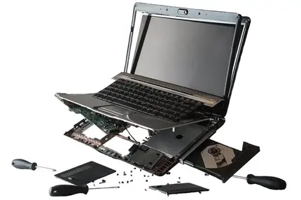 Una computadora portátil desmontada con tornillos y herramientas esparcidos a su alrededor