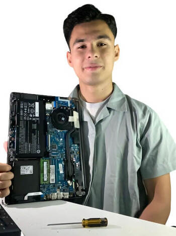 Una foto de Jeferson Mejicanos sosteniendo una computadoras portátil desarmada